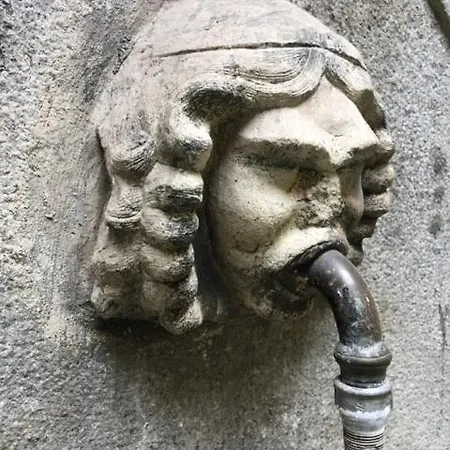 La Casa Con La Fontana Di Pietra 2