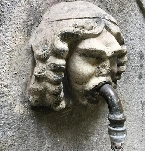 La Casa Con La Fontana Di Pietra 2