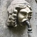 La Casa Con La Fontana Di Pietra 2